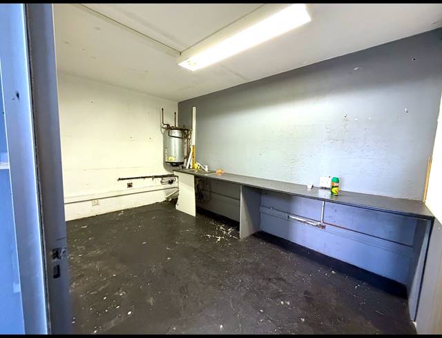95M² OFFICE TO LET IN POINT WATERFRONT